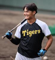 　笑顔を見せる西純（撮影・田中太一）