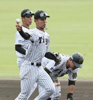 　守備練習をする戸井（撮影・田中太一）