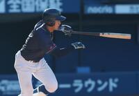 　４回、左前適時打を放つ創価大・立石正広（撮影・金田祐二）