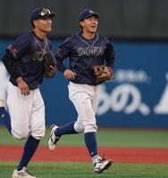 　準決勝進出を決め喜ぶ創価大・立石正広（撮影・金田祐二）