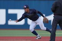 　７回、平井宏幸の二ゴロで併殺を完成させる創価大・立石正広（撮影・金田祐二）