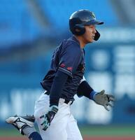 　７回、三塁への適時を放つ創価大・立石正広（撮影・金田祐二）