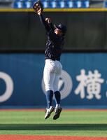 　３回、福田夢羽斗の二直を好捕する創価大・立石正広（撮影・金田祐二）