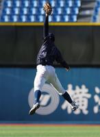 　３回、福田夢羽斗の二直を好捕する創価大・立石正広（撮影・金田祐二）