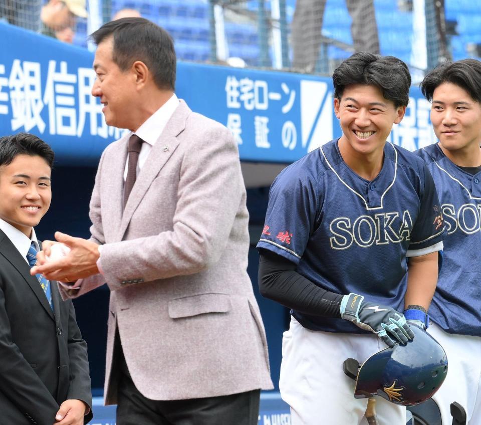 始球式を終えた原辰徳氏（左）に声を掛けられ、笑顔を見せる創価大・立石正広＝横浜スタジアム（撮影・伊藤笙子）
