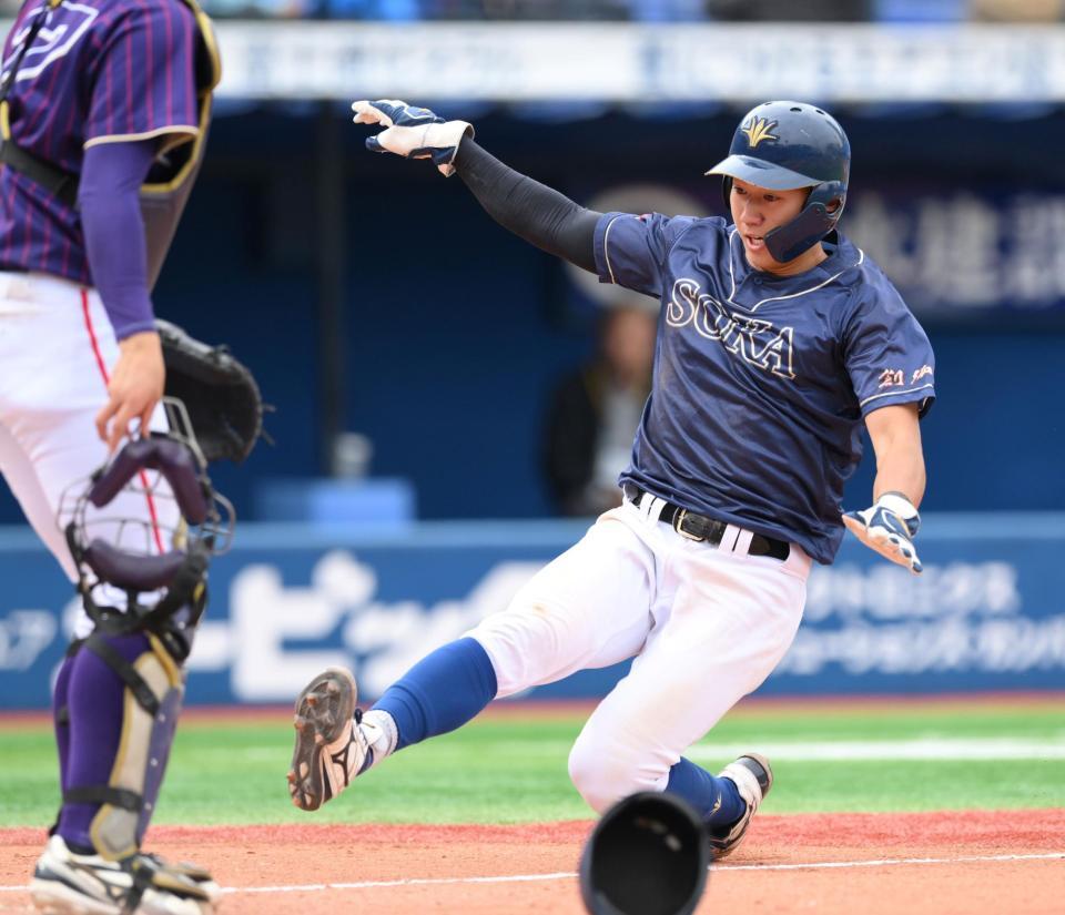 　４回、山田修斗の打席で重盗をしかけ、本塁に滑り込む三塁走者の創価大・立石正広（撮影・伊藤笙子）