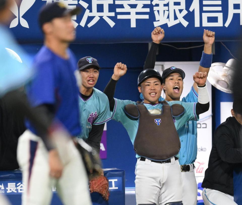 　４回、岩山創の右犠飛で同点に追いつき、喜ぶ筑波大・岡城快生（奥右）＝撮影・伊藤笙子