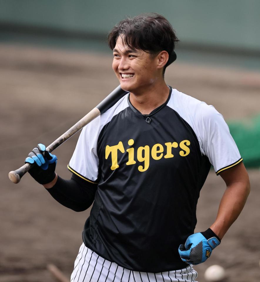 　笑顔を見せる西純（撮影・田中太一）