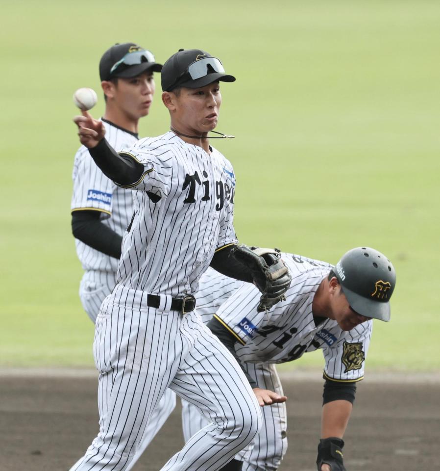 　守備練習をする戸井（撮影・田中太一）