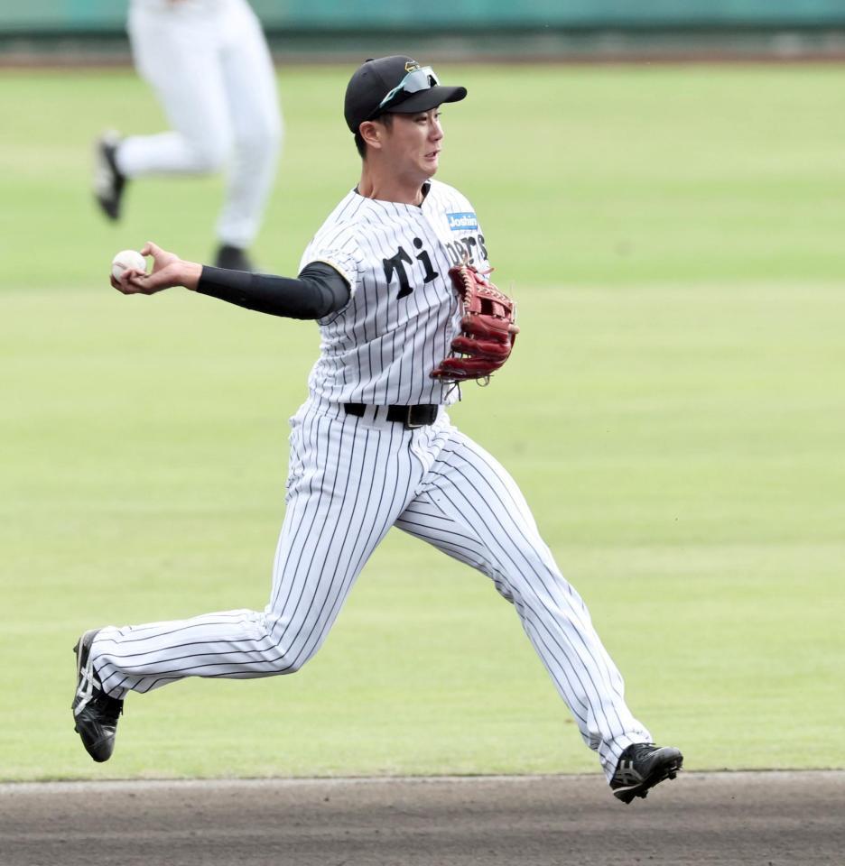 　守備練習をする山田（撮影・田中太一）