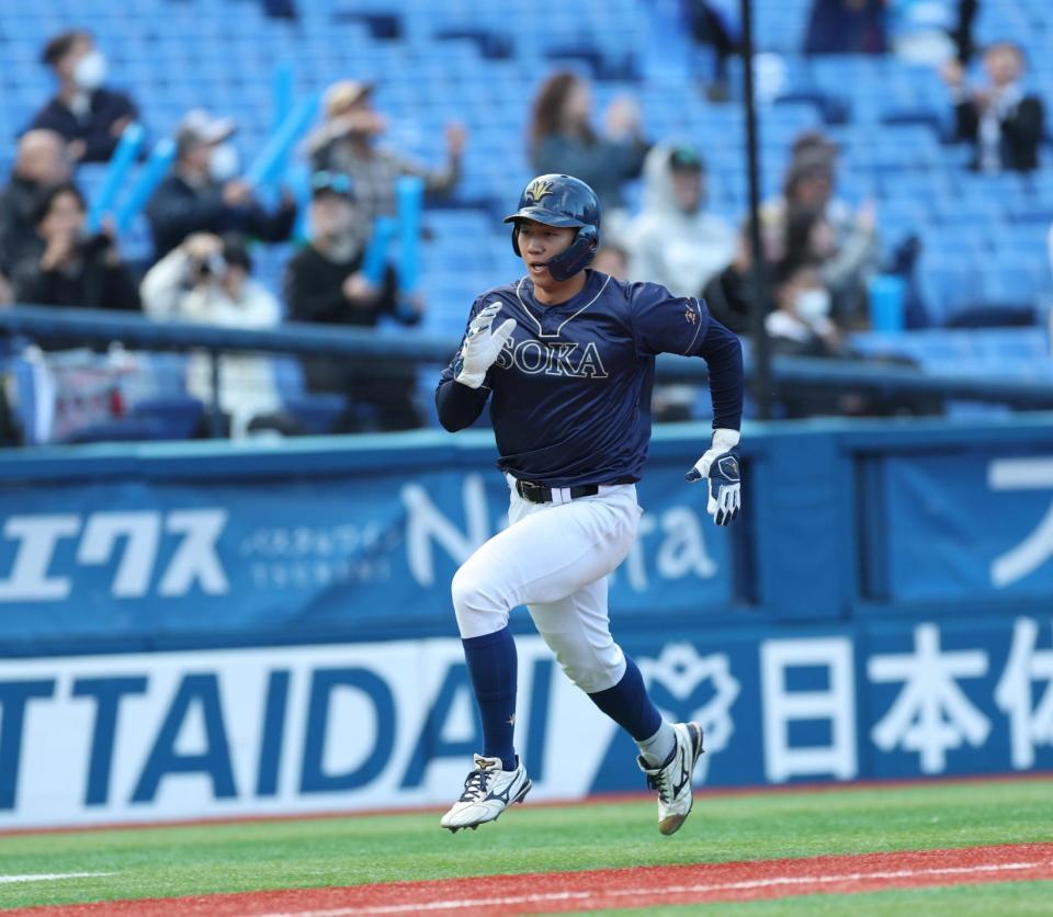 　１回、山田琉衣の２点二塁打で生還する創価大・立石正広（撮影・金田祐二）