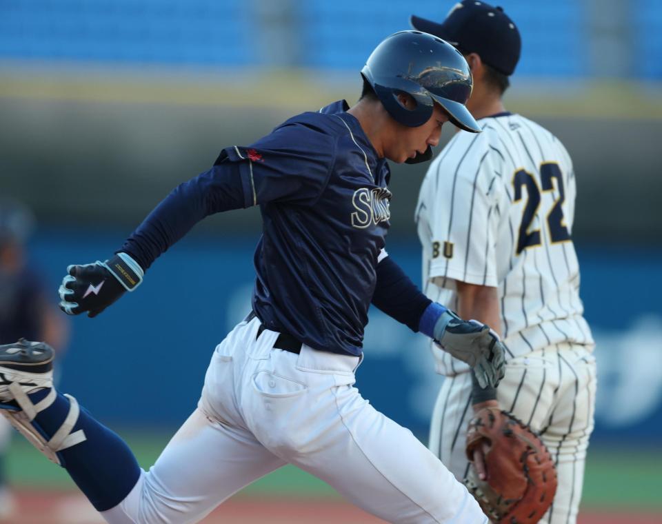 　７回、三塁への適時打を放つ創価大・立石正広（撮影・金田祐二）