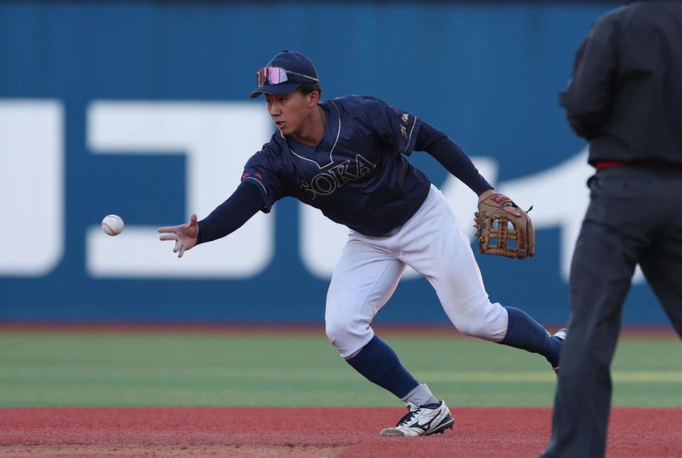 　７回、平井宏幸の二ゴロで併殺を完成させる創価大・立石正広（撮影・金田祐二）