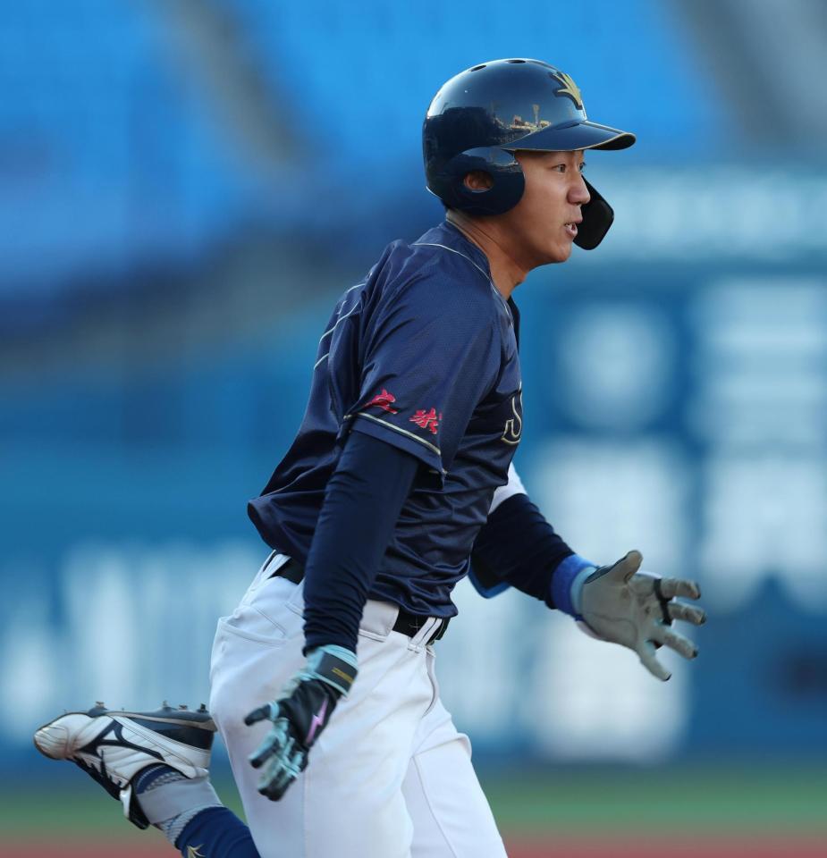 　７回、三塁への適時を放つ創価大・立石正広（撮影・金田祐二）