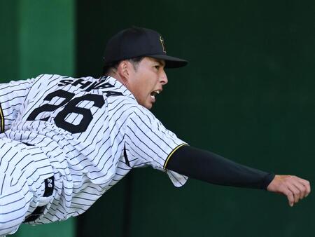 ブルペンで力の入ったボールを投げ込む阪神・椎葉剛＝安芸（撮影・田中太一）
