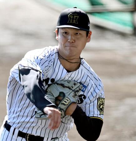 　ノックを受け送球する阪神・木下里都（撮影・田中太一）
