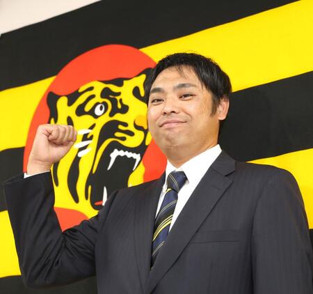 　就任会見後、ポーズを決める桑原謙太朗新投手コーチ（撮影・北村雅宏）