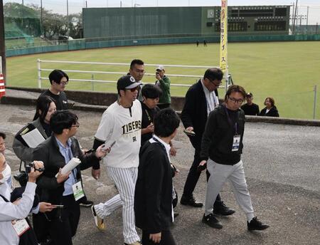 　歩きながら記者の問いかけに応じる藤川監督（撮影・田中太一）