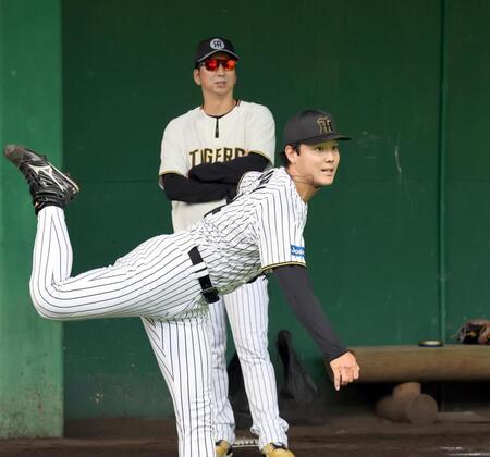 　藤川監が見る中、投げ込む木下（撮影・田中太一）