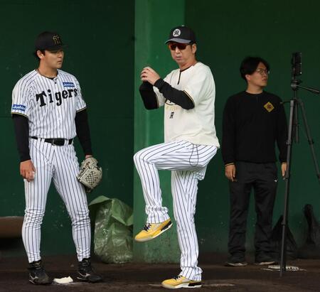 　木下を指導する藤川監督（撮影・田中太一）