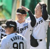 　笑顔を見せる阪神・椎葉剛（左）と木下里都（撮影・田中太一）