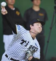 　ブルペンで投げ込む阪神・木下里都（撮影・田中太一）