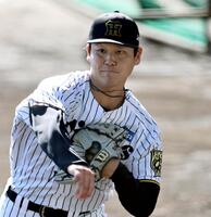 　ノックを受け送球する阪神・木下里都（撮影・田中太一）