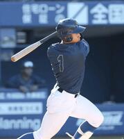 　４回、左前適時打を放つ創価大・立石（撮影・金田祐二）