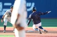 ６回創価大２死一塁、二盗をきめる創価大・立石正広＝横浜スタジアム（撮影・金田祐二）