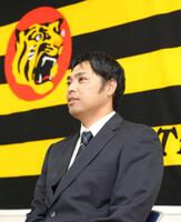 　就任会見する桑原謙太朗新投手コーチ（撮影・北村雅宏）