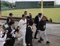 　歩きながら記者の問いかけに応じる藤川監督（撮影・田中太一）