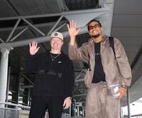 　帰国前、手を振るネルソン（左）とヘルナンデス（撮影・北村雅宏）