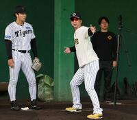 　木下を指導する藤川監督（撮影・田中太一）