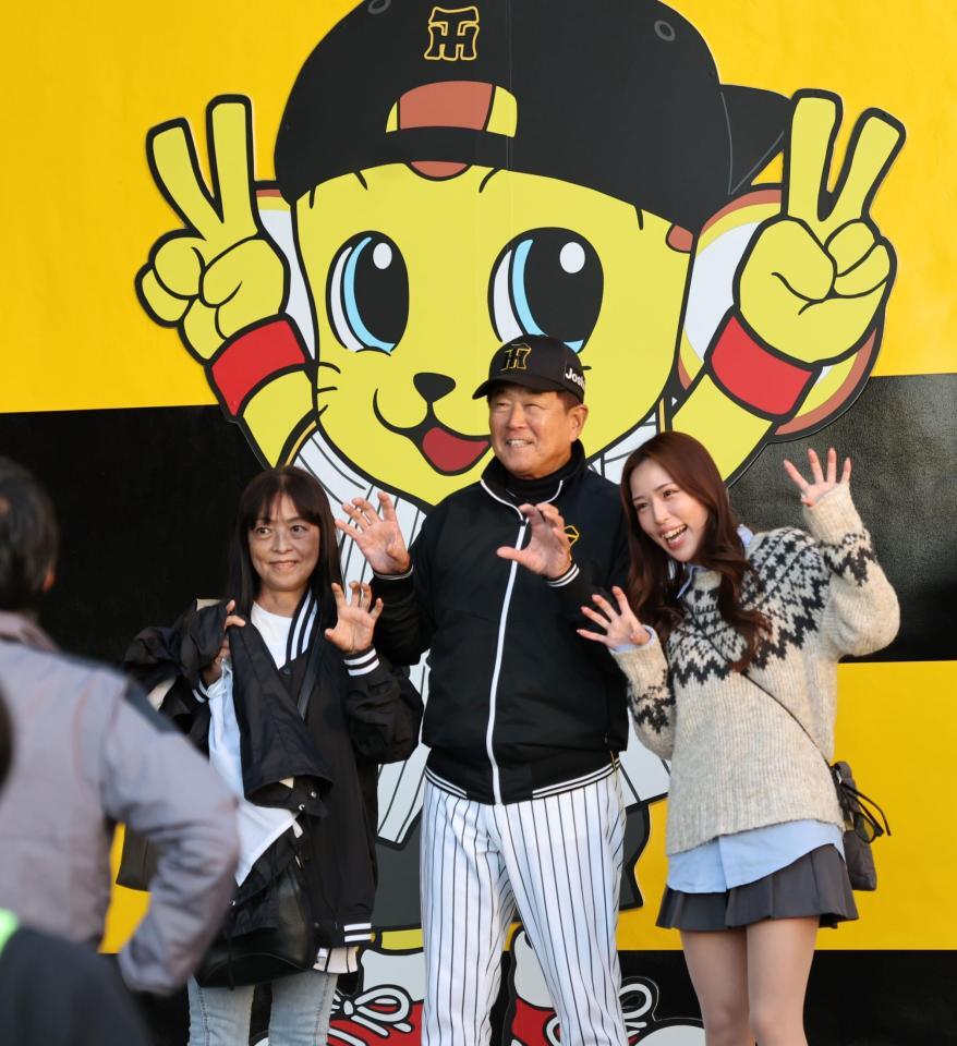 　ファンサービスする阪神・平田２軍監督（撮影・田中太一）
