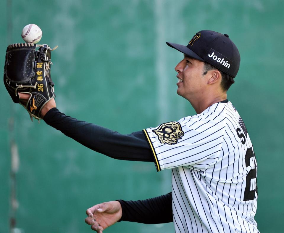 　投げ終えた阪神・椎葉剛はボールをグラブに収める（撮影・田中太一）