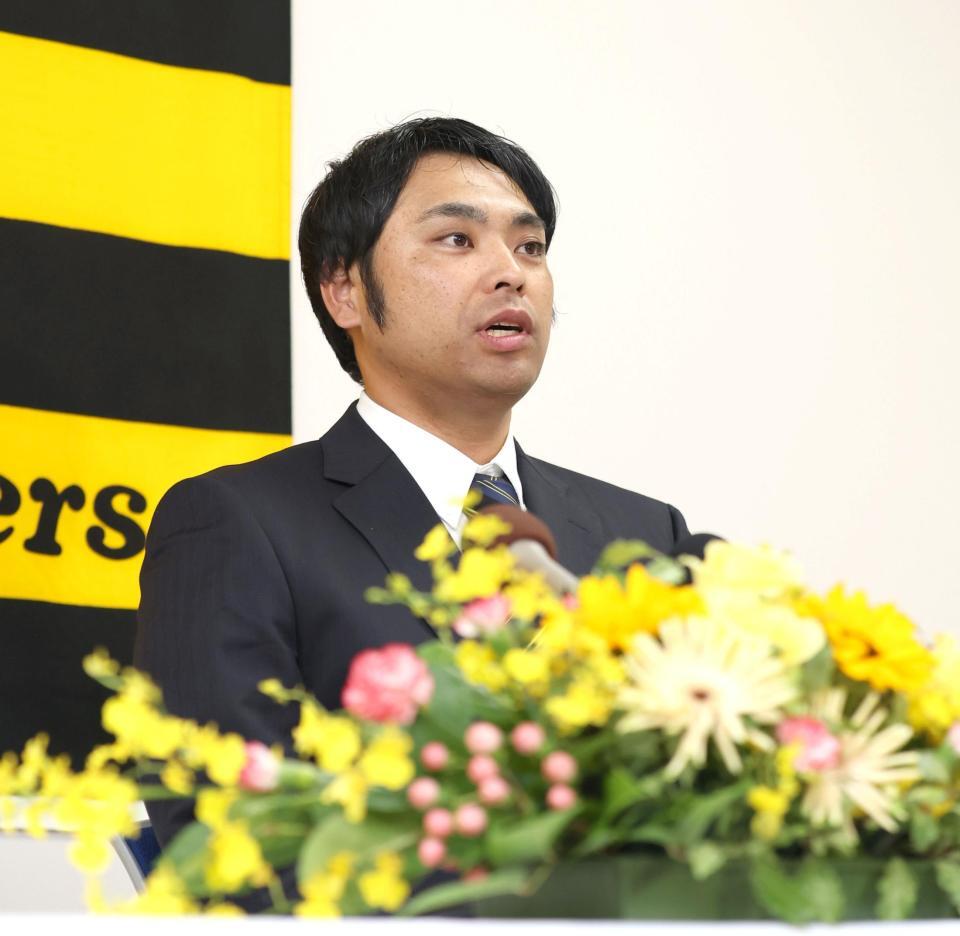 　就任会見する桑原謙太朗新投手コーチ（撮影・北村雅宏）