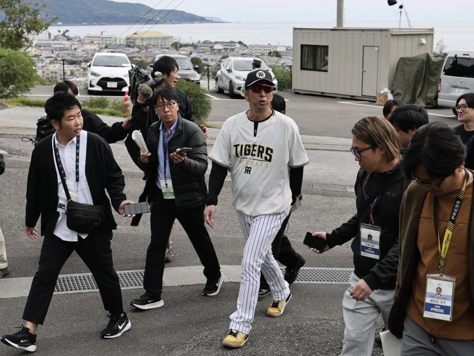 　歩きながら記者の問いかけに応じる藤川監督（撮影・田中太一）