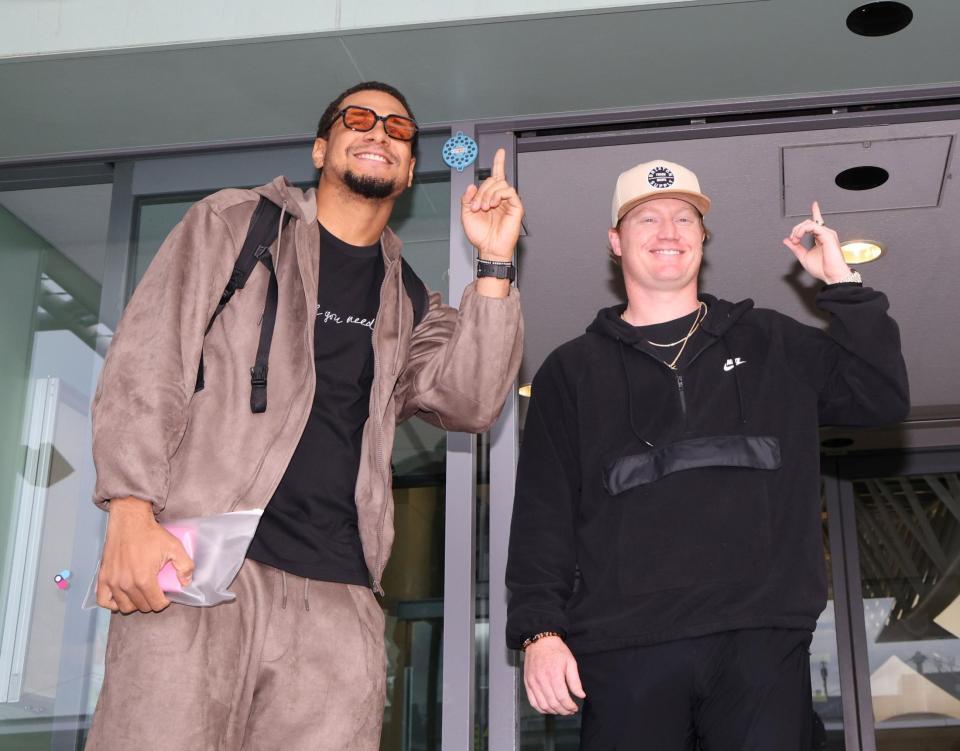 　帰国前、指を立てるヘルナンデス（左）とネルソン（撮影・北村雅宏）