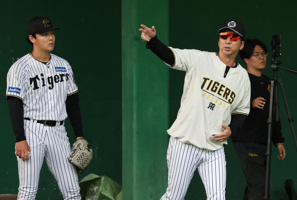 　木下を指導する藤川監督（撮影・田中太一）