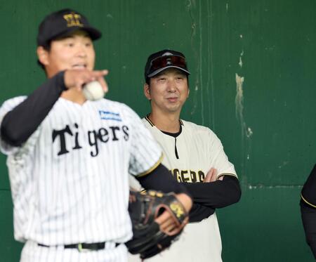 　ブルペンを視察する藤川監督（撮影・田中太一）