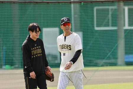 　練習を見る藤川監督（撮影・田中太一）