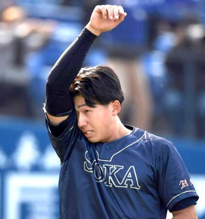 　まさかのサヨナラ負けに涙をぬぐう創価大・立石（撮影・佐藤厚）　