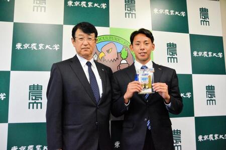 　葛西スカウト（左）から藤川監督のサイン入りＩＤを受け取ったドラフト育成１位・神宮