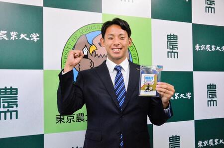 　藤川監督のサイン入りＩＤを手に笑顔の育成ドラフト１位・神宮