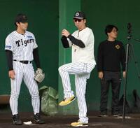 　木下を指導する藤川監督（撮影・田中太一）