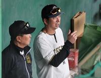 　平田２軍監督と話し込む藤川監督（撮影・田中太一）