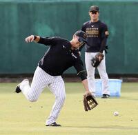 　早出特守をする西純（撮影・田中太一）