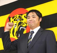 　笑顔でポーズを決める桑原投手コーチ（撮影・北村雅宏）