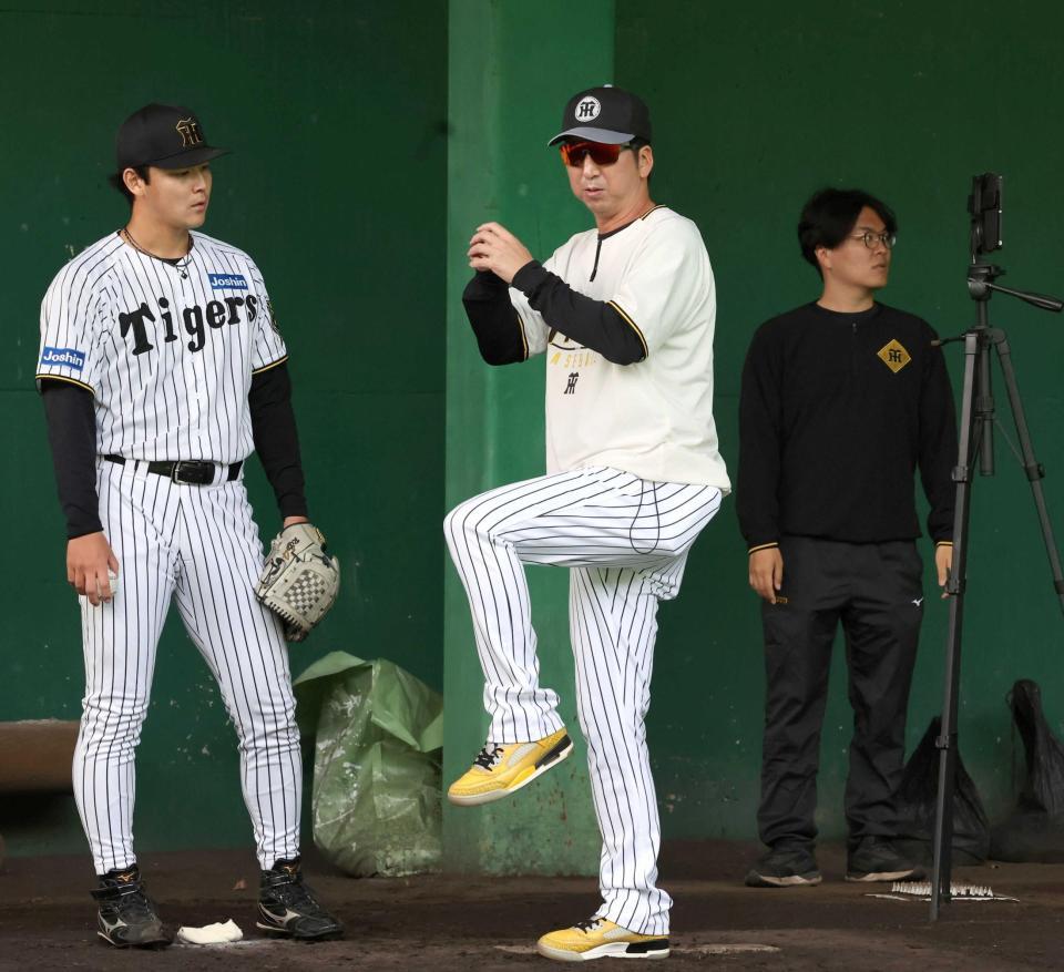 　木下を指導する藤川監督（撮影・田中太一）