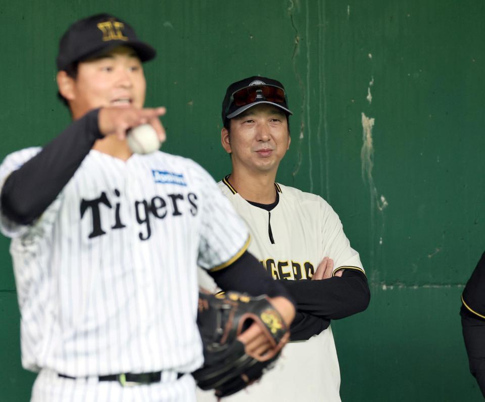 　ブルペンを視察する藤川監督（撮影・田中太一）
